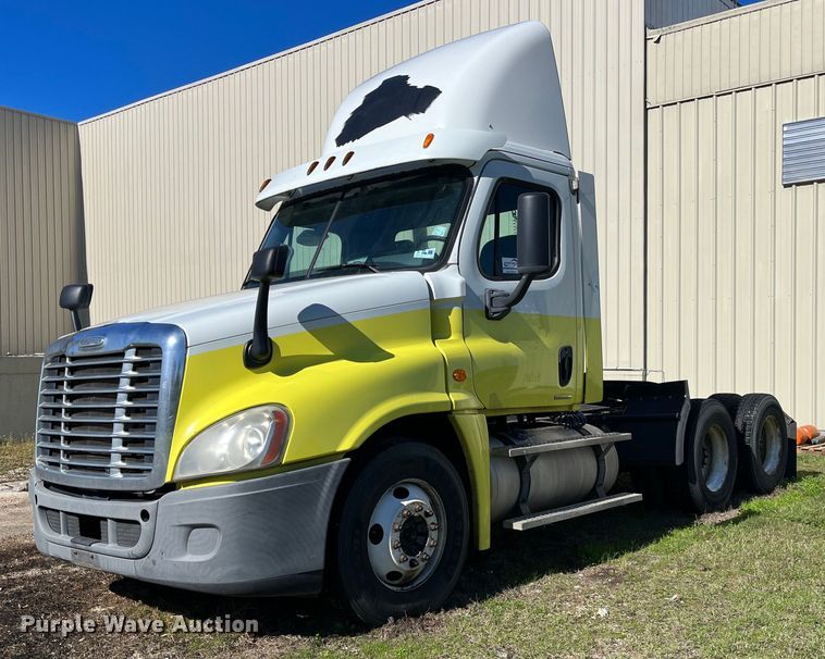 image for item DH8613 2010 Freightliner Cascadia 125  semi truck