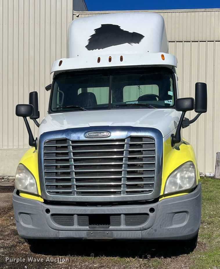 image for item DH8613 2010 Freightliner Cascadia 125  semi truck