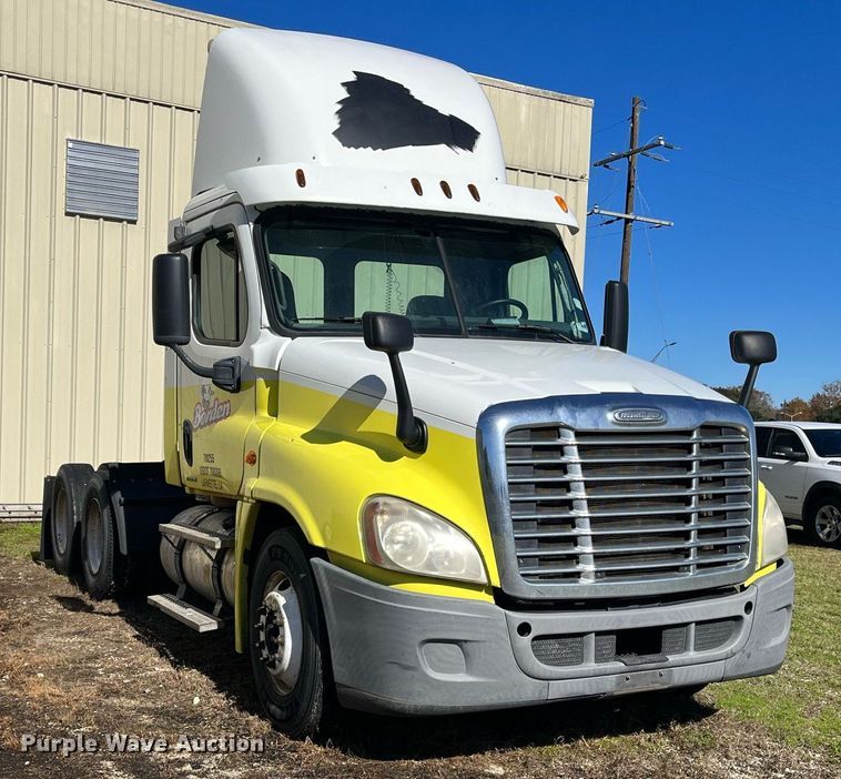 image for item DH8613 2010 Freightliner Cascadia 125  semi truck