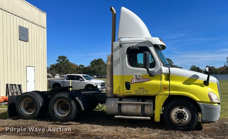 image for item DH8613 2010 Freightliner Cascadia 125  semi truck