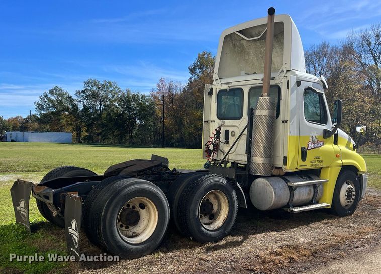 image for item DH8613 2010 Freightliner Cascadia 125  semi truck