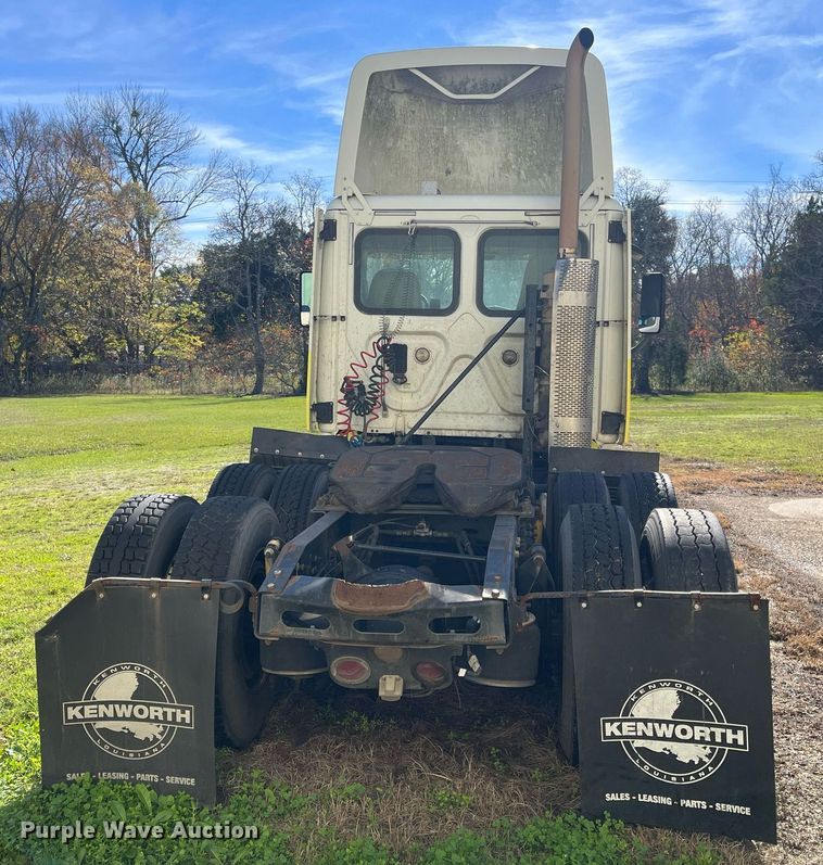 image for item DH8613 2010 Freightliner Cascadia 125  semi truck