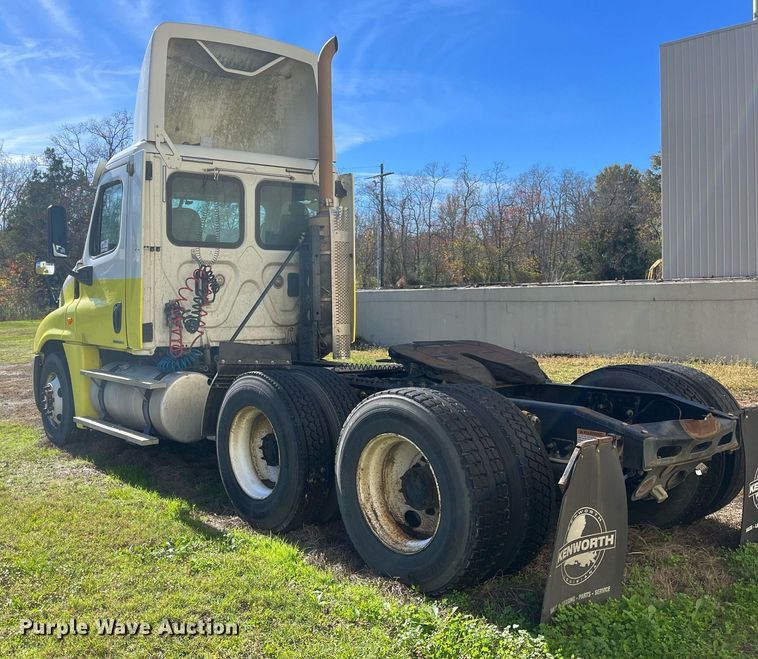 image for item DH8613 2010 Freightliner Cascadia 125  semi truck