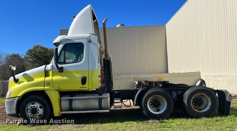 image for item DH8613 2010 Freightliner Cascadia 125  semi truck