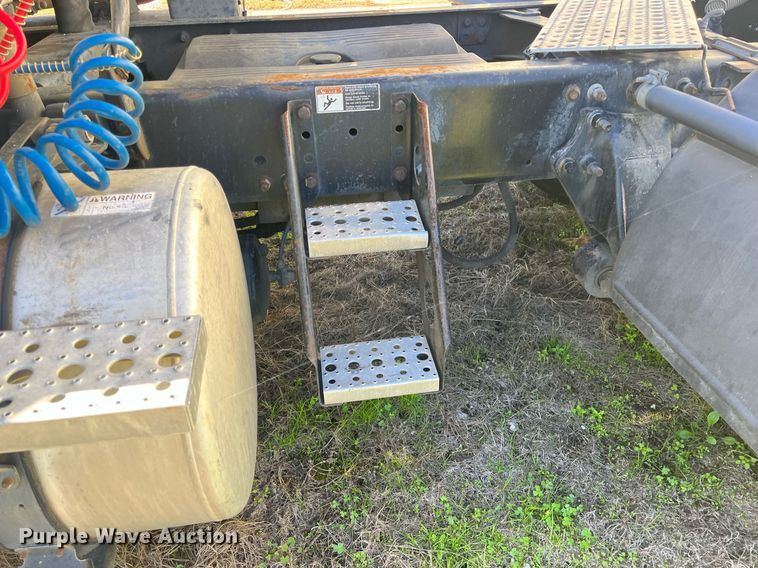 image for item DH8613 2010 Freightliner Cascadia 125  semi truck