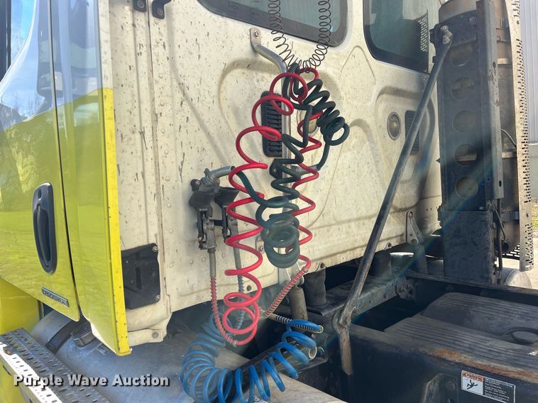 image for item DH8613 2010 Freightliner Cascadia 125  semi truck