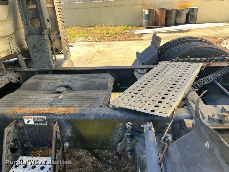 image for item DH8613 2010 Freightliner Cascadia 125  semi truck