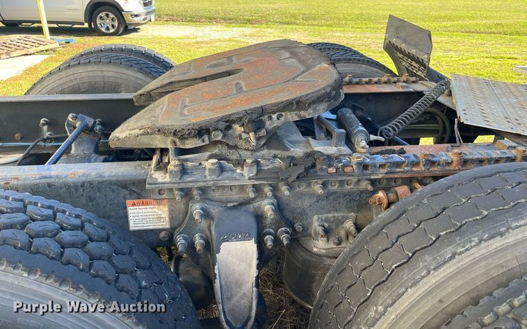 image for item DH8613 2010 Freightliner Cascadia 125  semi truck