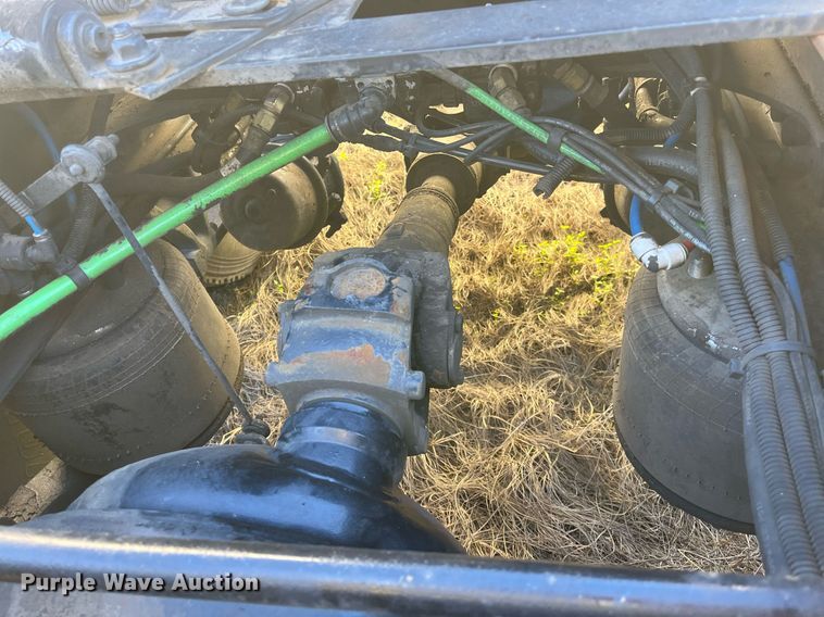 image for item DH8613 2010 Freightliner Cascadia 125  semi truck