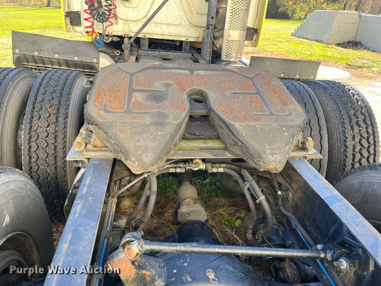 image for item DH8613 2010 Freightliner Cascadia 125  semi truck