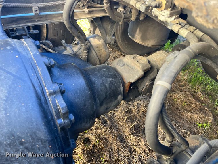 image for item DH8613 2010 Freightliner Cascadia 125  semi truck