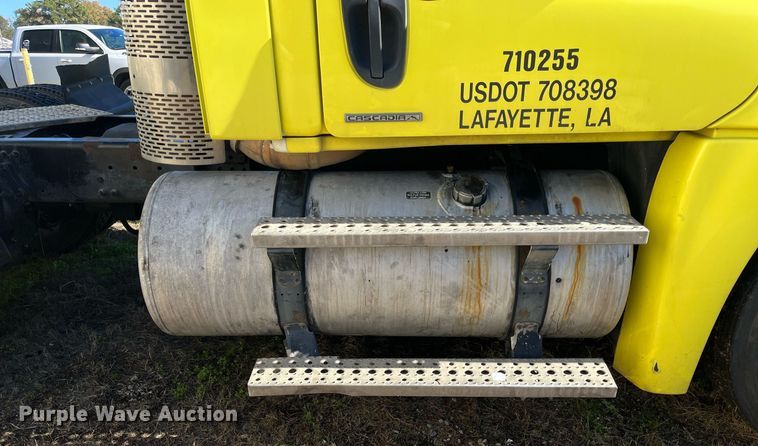 image for item DH8613 2010 Freightliner Cascadia 125  semi truck