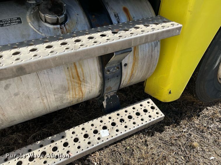 image for item DH8613 2010 Freightliner Cascadia 125  semi truck