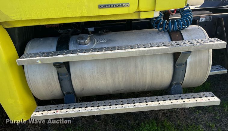 image for item DH8613 2010 Freightliner Cascadia 125  semi truck