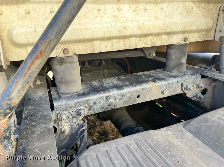 image for item DH8613 2010 Freightliner Cascadia 125  semi truck