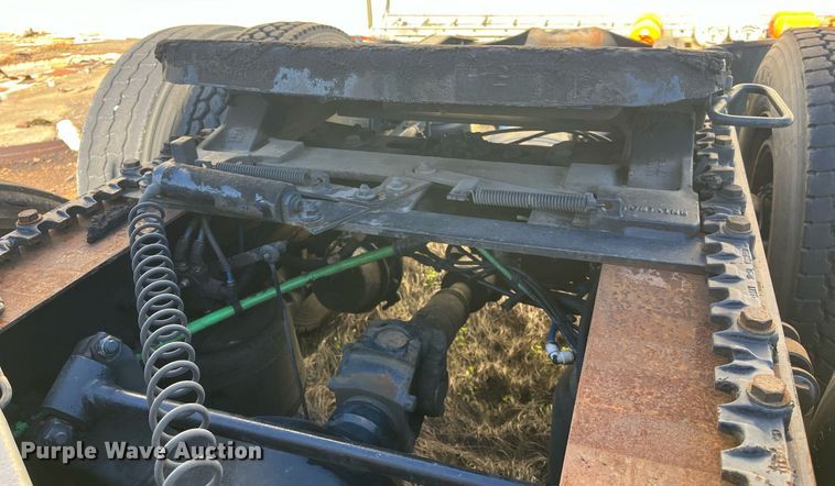 image for item DH8613 2010 Freightliner Cascadia 125  semi truck