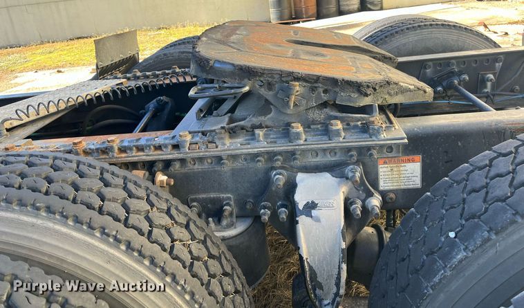 image for item DH8613 2010 Freightliner Cascadia 125  semi truck