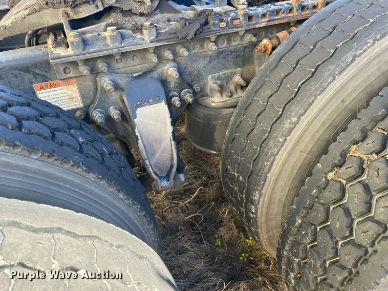 image for item DH8613 2010 Freightliner Cascadia 125  semi truck