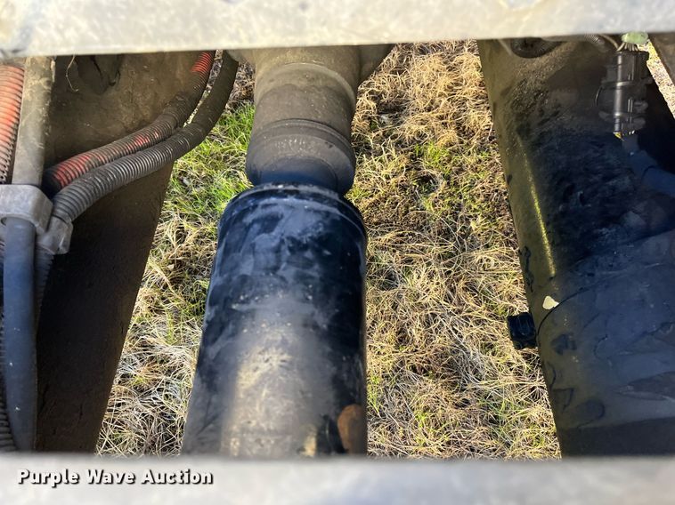 image for item DH8613 2010 Freightliner Cascadia 125  semi truck