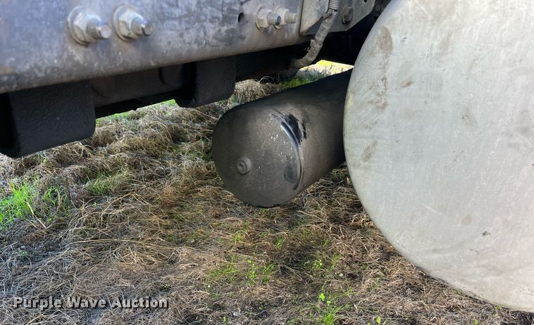 image for item DH8613 2010 Freightliner Cascadia 125  semi truck