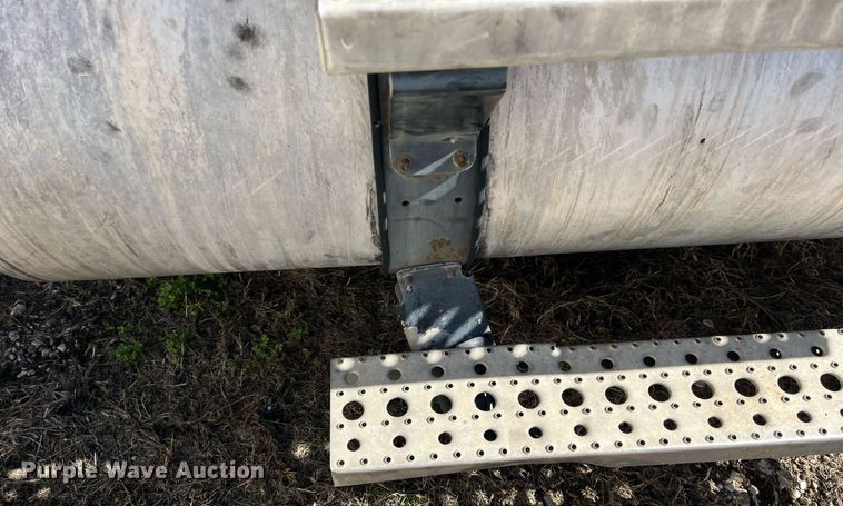 image for item DH8613 2010 Freightliner Cascadia 125  semi truck