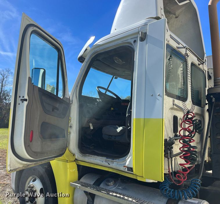 image for item DH8613 2010 Freightliner Cascadia 125  semi truck