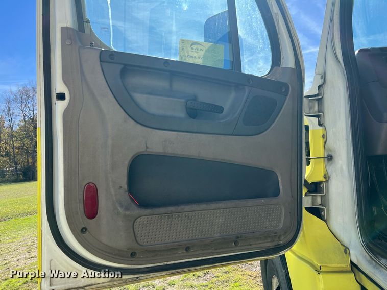 image for item DH8613 2010 Freightliner Cascadia 125  semi truck