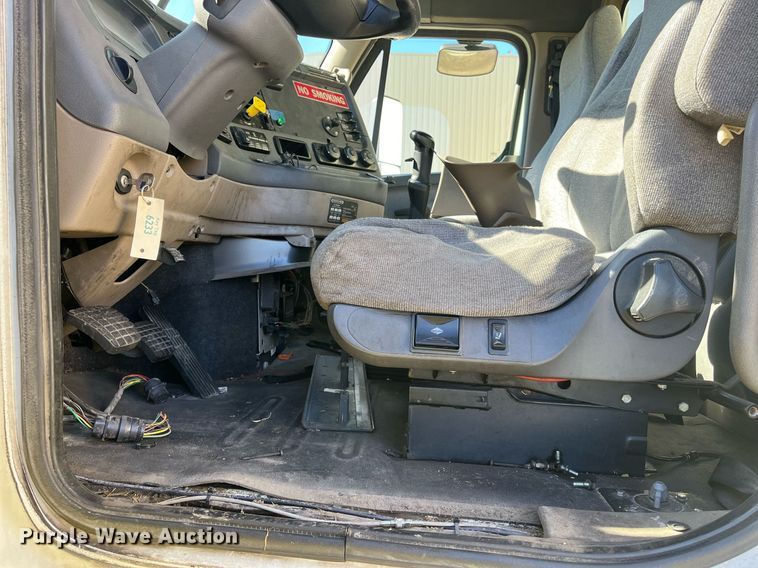 image for item DH8613 2010 Freightliner Cascadia 125  semi truck