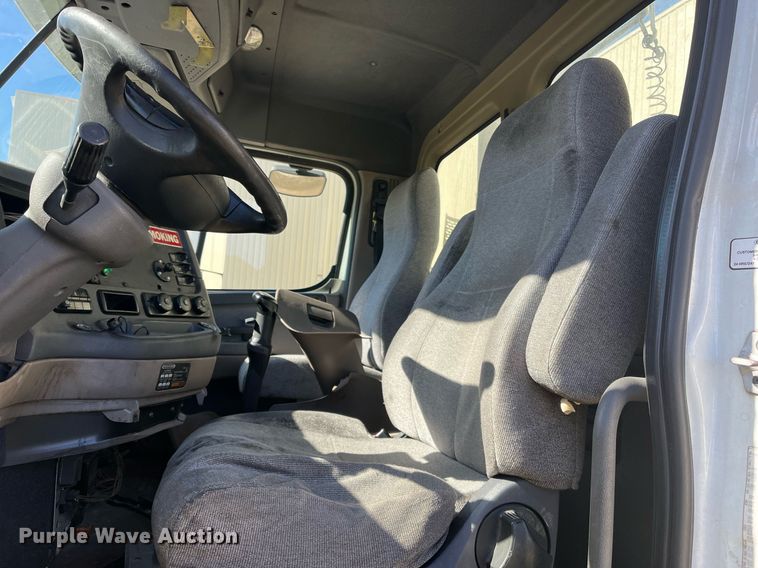 image for item DH8613 2010 Freightliner Cascadia 125  semi truck