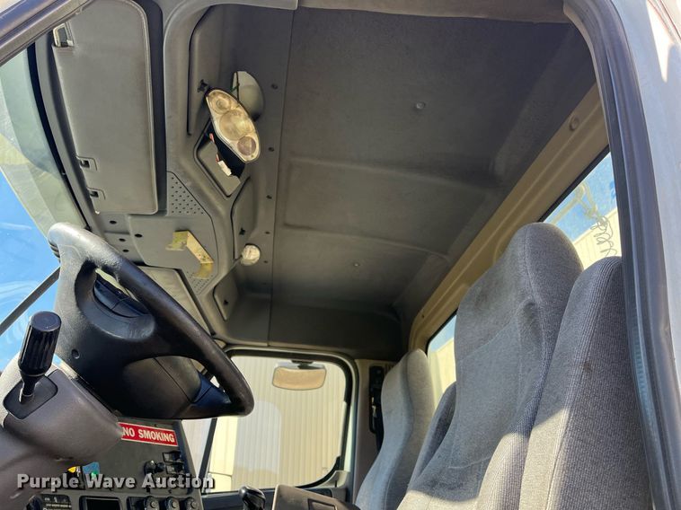 image for item DH8613 2010 Freightliner Cascadia 125  semi truck