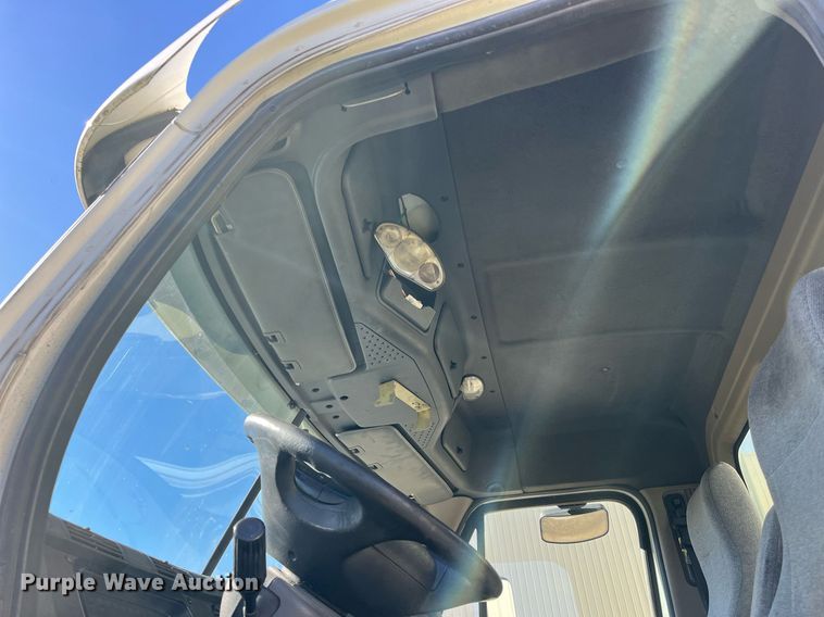 image for item DH8613 2010 Freightliner Cascadia 125  semi truck