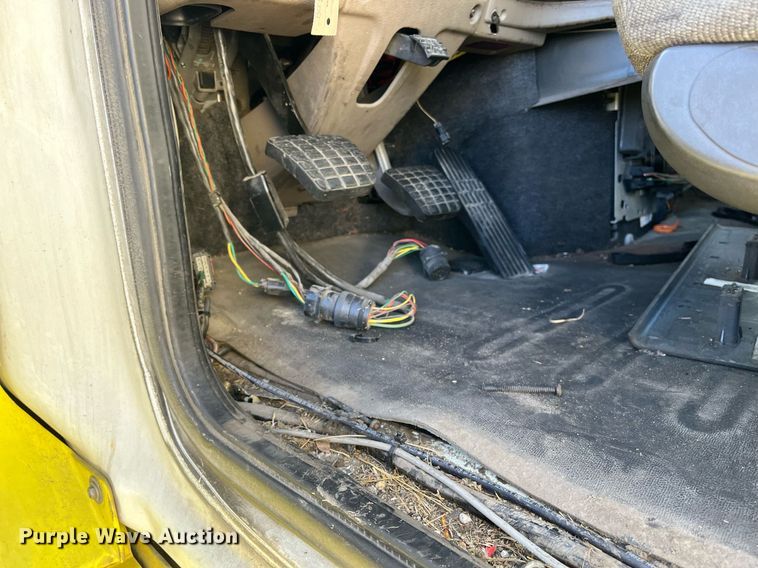 image for item DH8613 2010 Freightliner Cascadia 125  semi truck