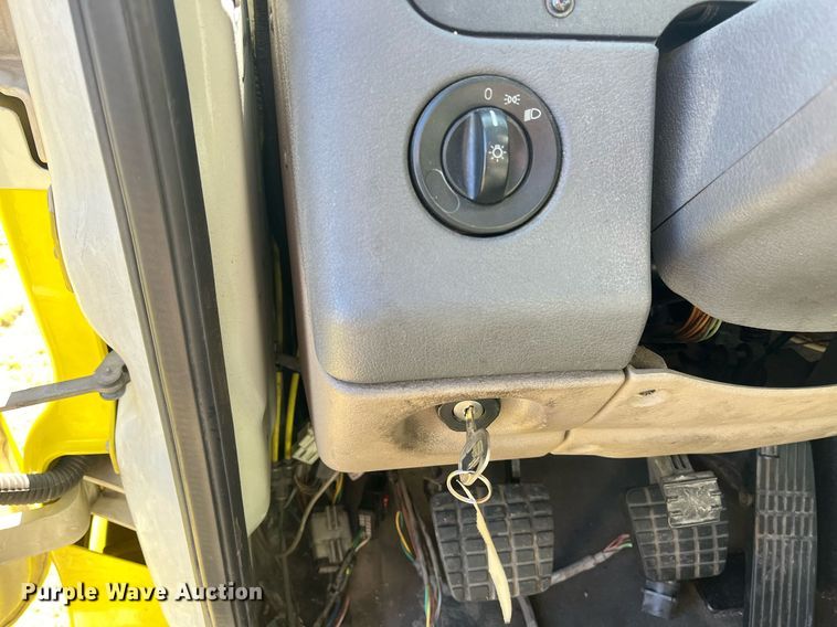 image for item DH8613 2010 Freightliner Cascadia 125  semi truck