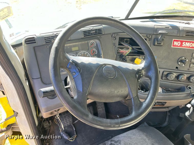 image for item DH8613 2010 Freightliner Cascadia 125  semi truck