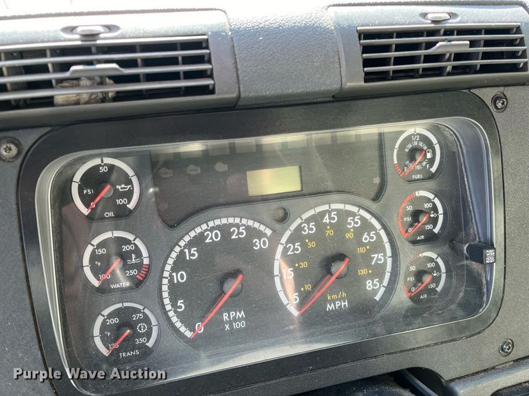 image for item DH8613 2010 Freightliner Cascadia 125  semi truck