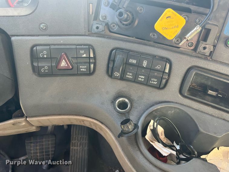 image for item DH8613 2010 Freightliner Cascadia 125  semi truck