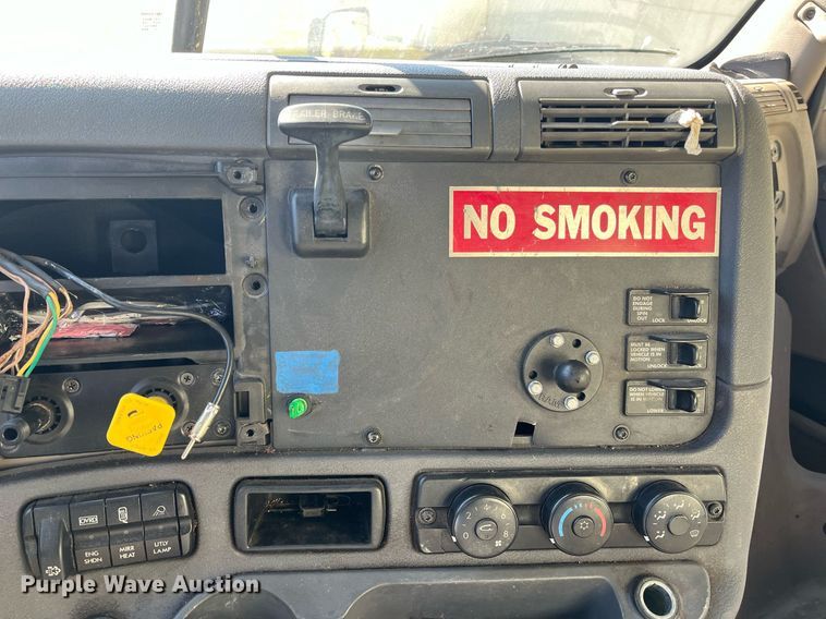 image for item DH8613 2010 Freightliner Cascadia 125  semi truck