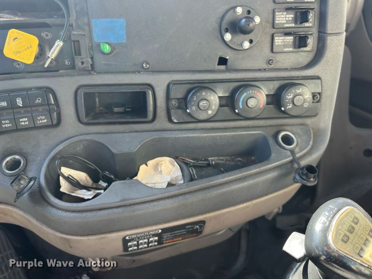 image for item DH8613 2010 Freightliner Cascadia 125  semi truck