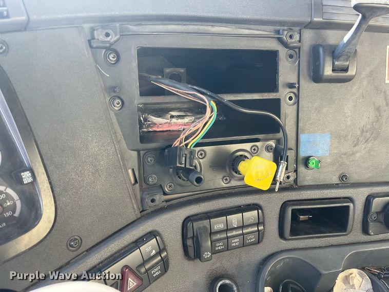 image for item DH8613 2010 Freightliner Cascadia 125  semi truck