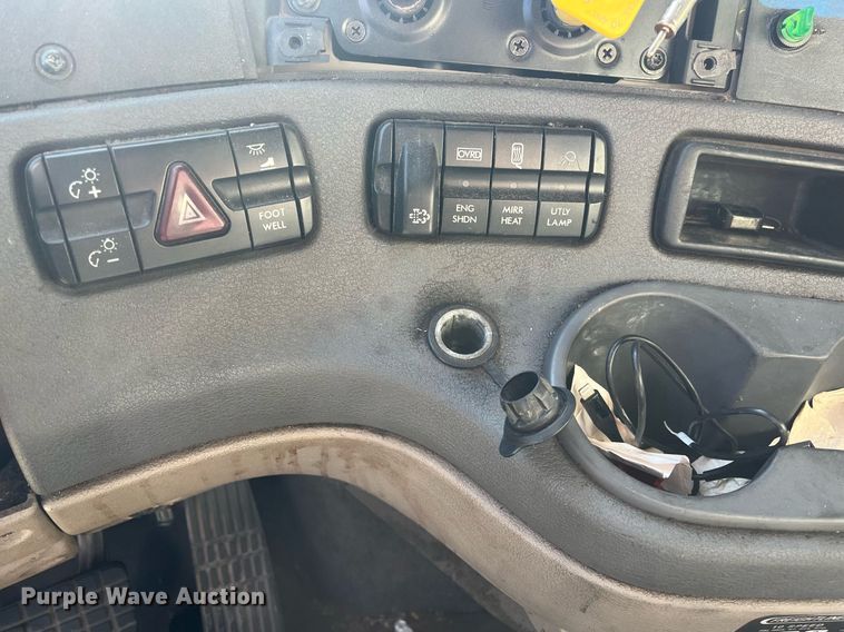 image for item DH8613 2010 Freightliner Cascadia 125  semi truck