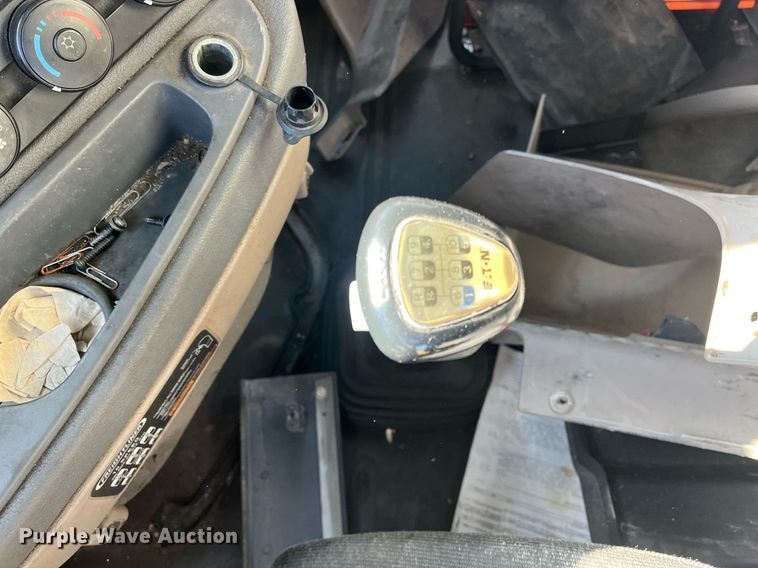 image for item DH8613 2010 Freightliner Cascadia 125  semi truck