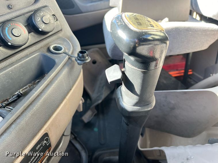 image for item DH8613 2010 Freightliner Cascadia 125  semi truck