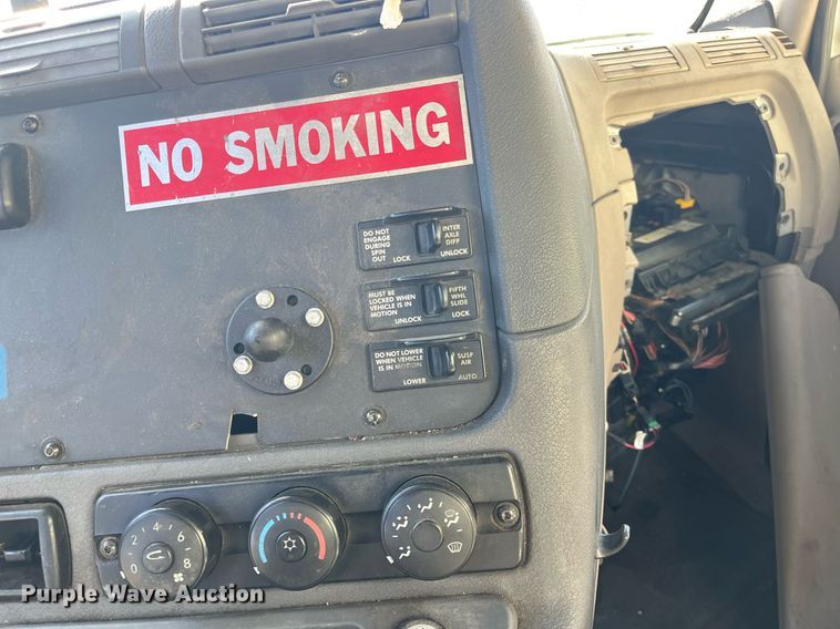 image for item DH8613 2010 Freightliner Cascadia 125  semi truck