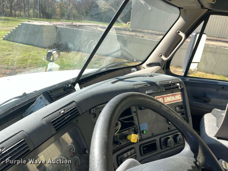 image for item DH8613 2010 Freightliner Cascadia 125  semi truck