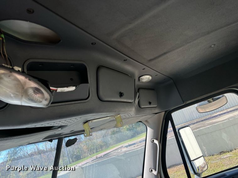 image for item DH8613 2010 Freightliner Cascadia 125  semi truck