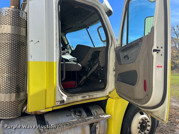 image for item DH8613 2010 Freightliner Cascadia 125  semi truck