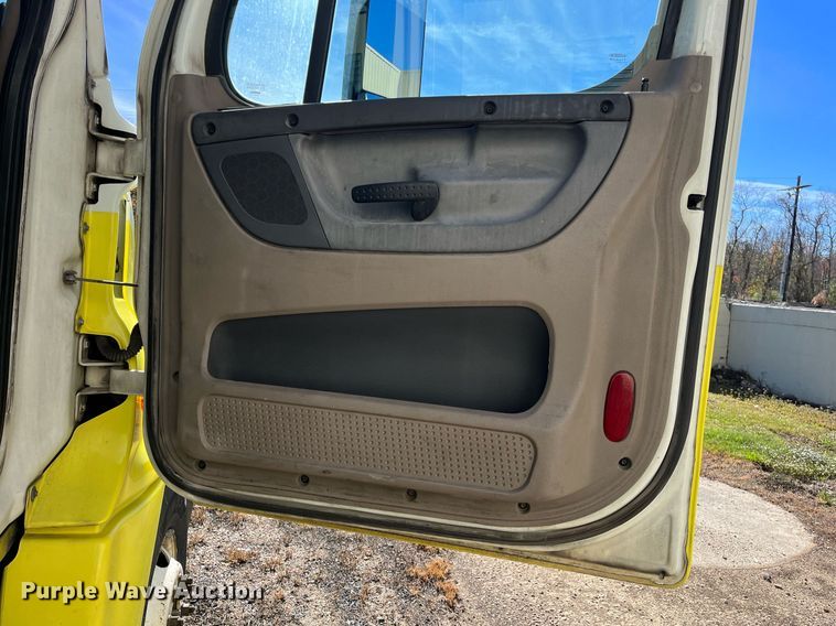 image for item DH8613 2010 Freightliner Cascadia 125  semi truck