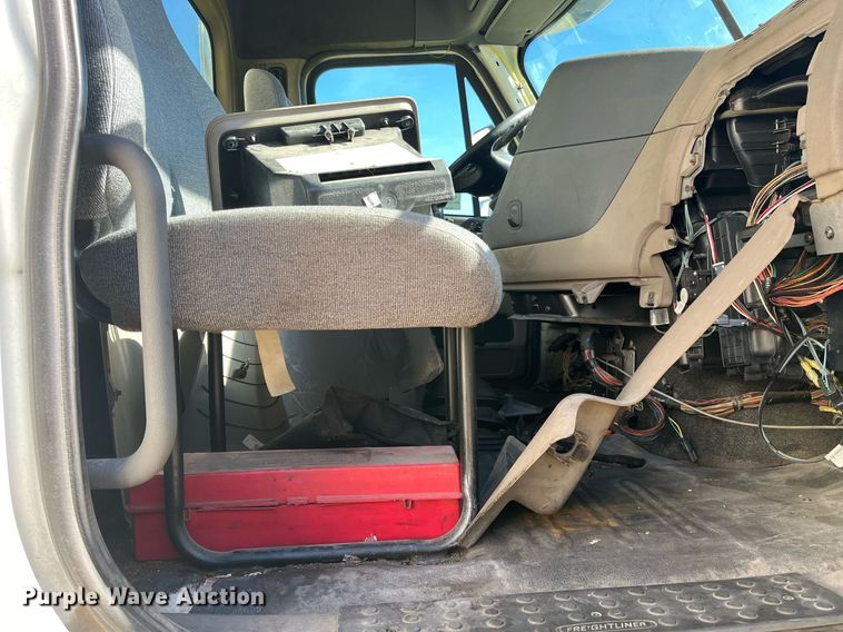 image for item DH8613 2010 Freightliner Cascadia 125  semi truck