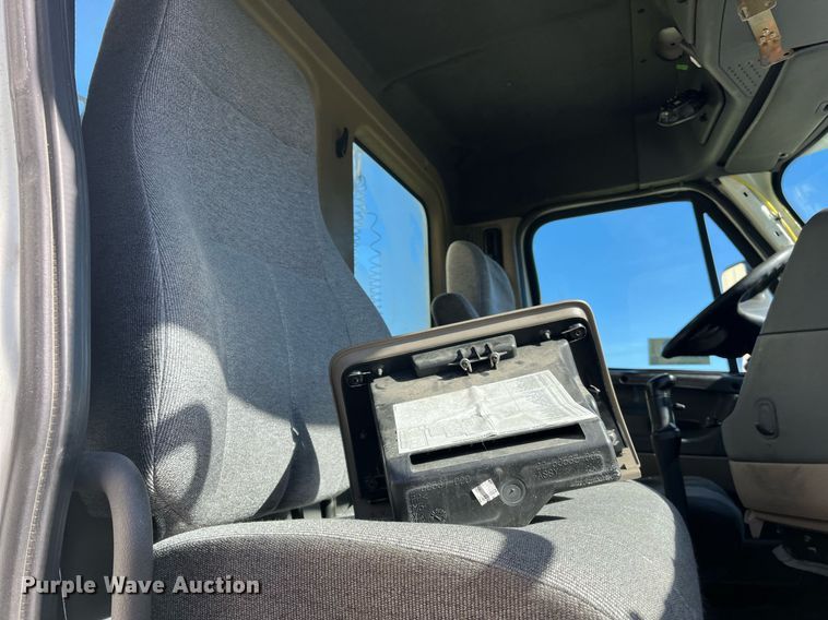 image for item DH8613 2010 Freightliner Cascadia 125  semi truck