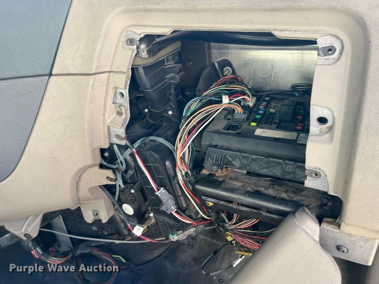 image for item DH8613 2010 Freightliner Cascadia 125  semi truck